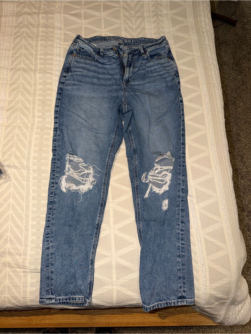 American Eagle Outfitters AE Ripped Mom Jean size 8 regular